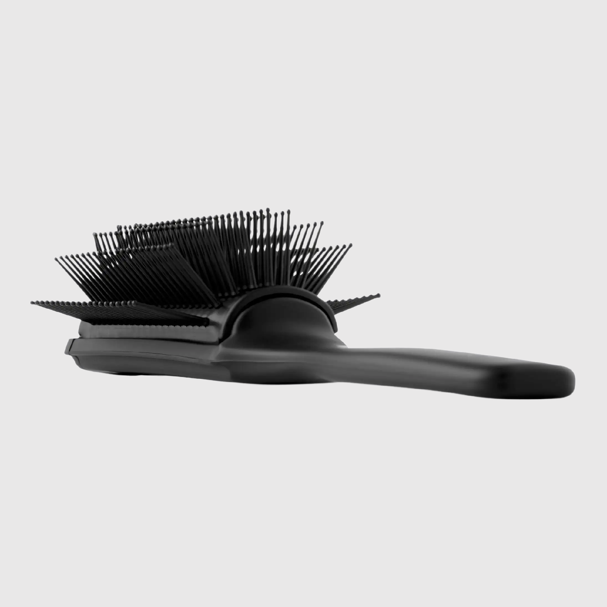By Vilain 9 Row Brush